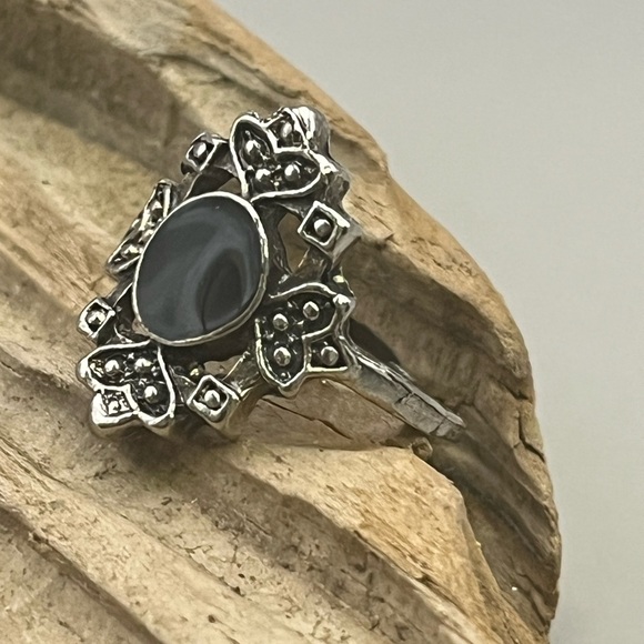 Elegant Silver Black Ring - Picture 3 of 3